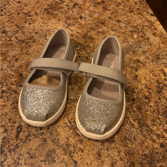 Tiny Toms Silver Iridescent Mary Jane Shoes Holiday Shoe I Size 6 - Picture 2 of 6